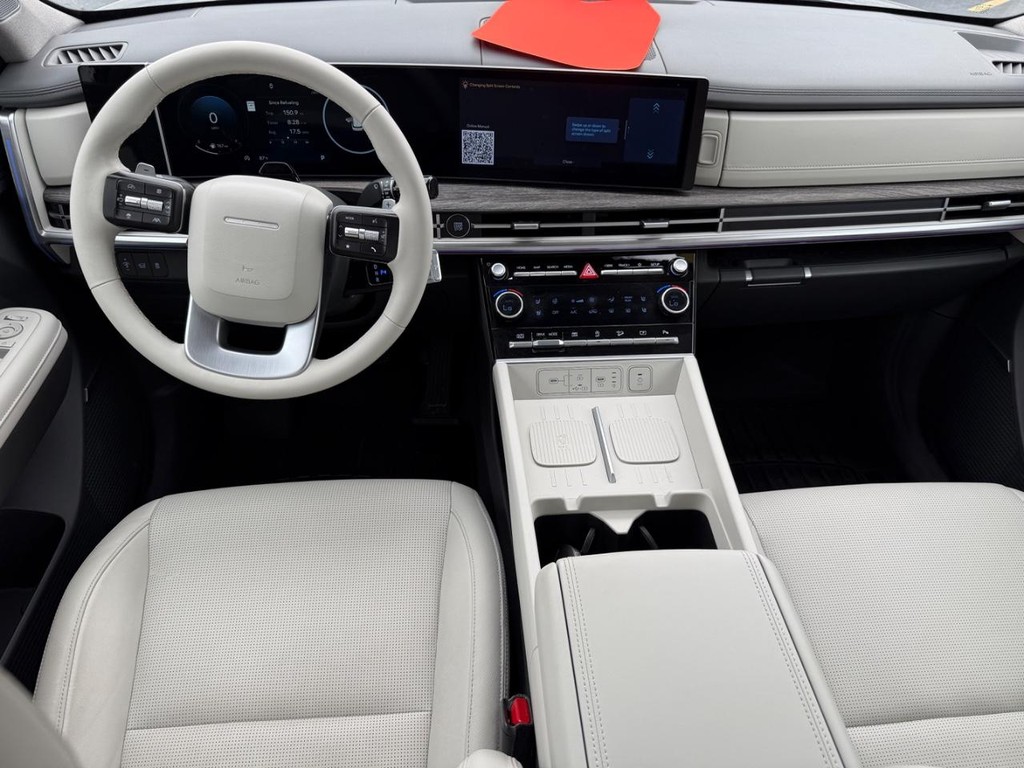 Hyundai Santa Fe Vehicle Full-screen Gallery Image 11