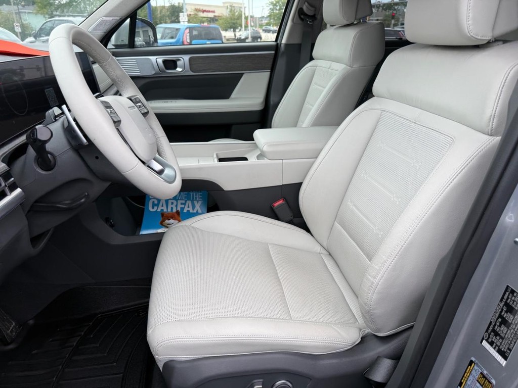 Hyundai Santa Fe Vehicle Full-screen Gallery Image 14