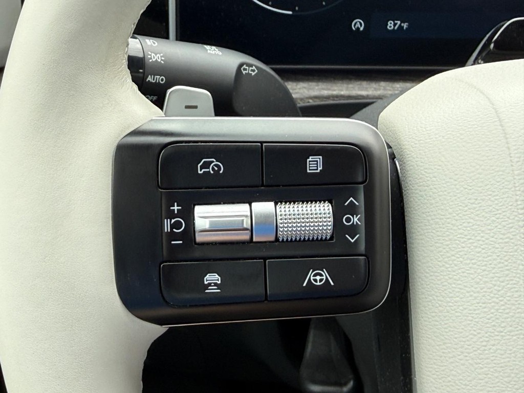 Hyundai Santa Fe Vehicle Full-screen Gallery Image 15