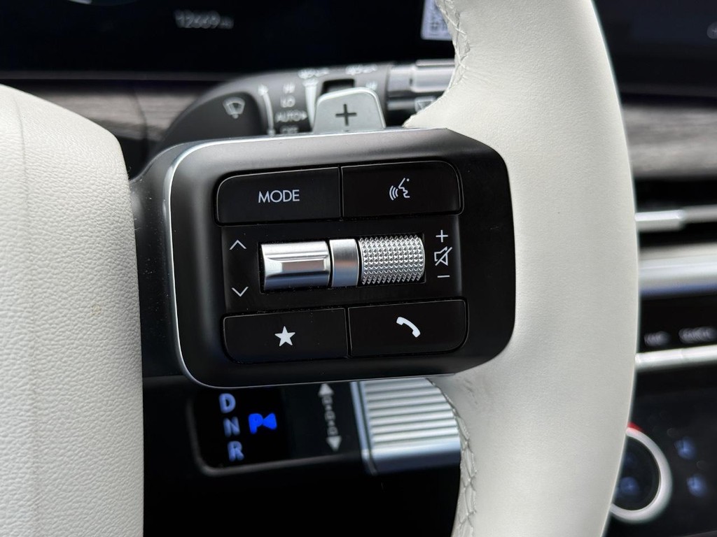Hyundai Santa Fe Vehicle Full-screen Gallery Image 16