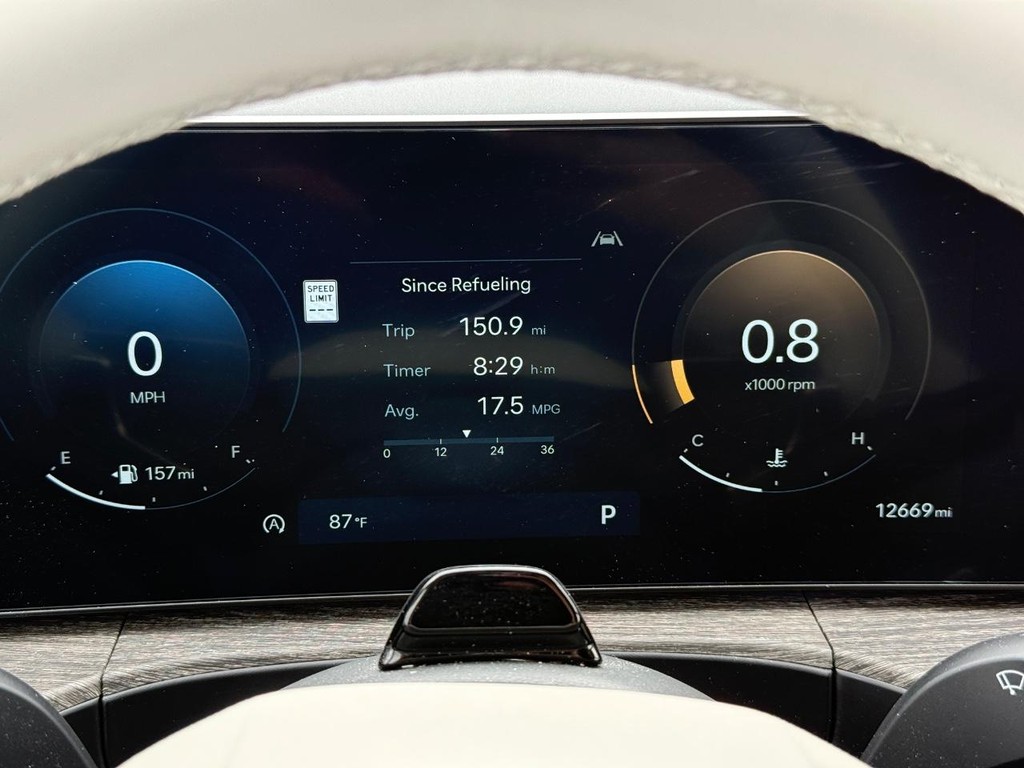 Hyundai Santa Fe Vehicle Full-screen Gallery Image 17