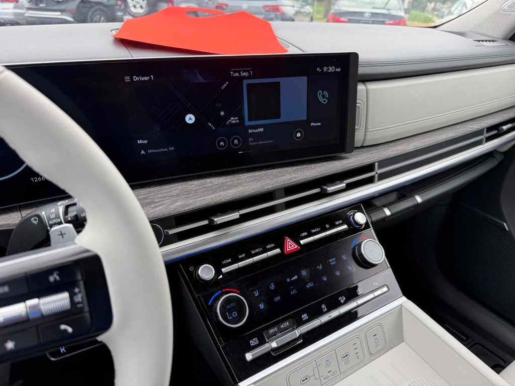 Hyundai Santa Fe Vehicle Full-screen Gallery Image 21