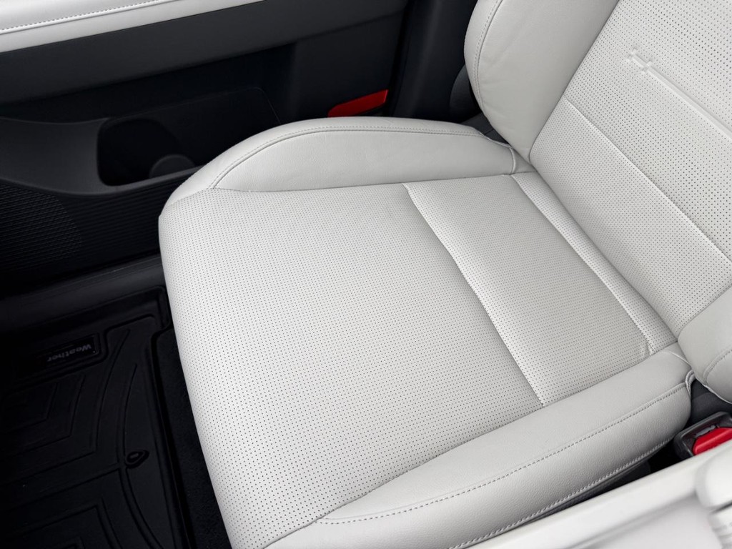 Hyundai Santa Fe Vehicle Full-screen Gallery Image 22