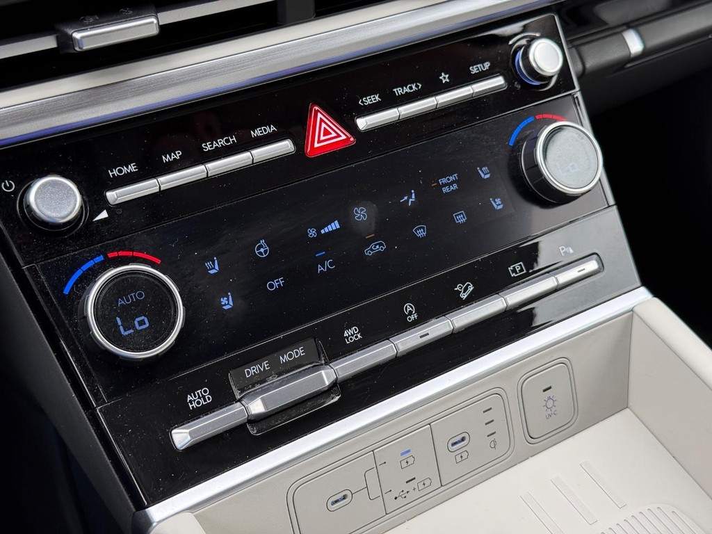 Hyundai Santa Fe Vehicle Full-screen Gallery Image 23