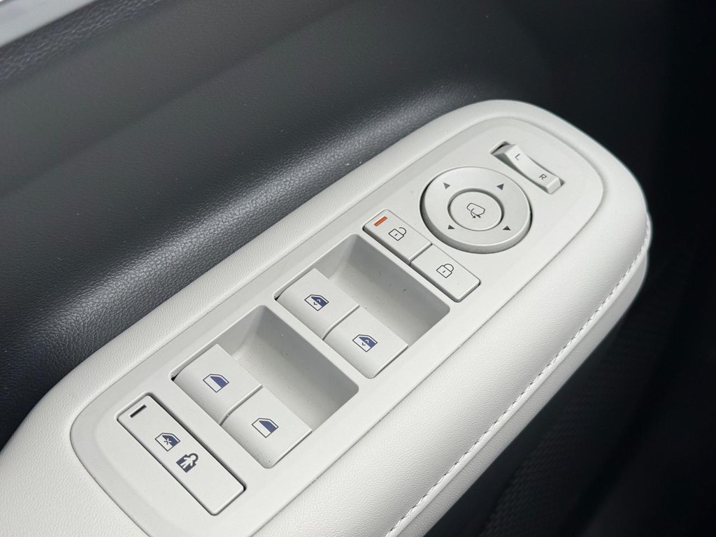Hyundai Santa Fe Vehicle Full-screen Gallery Image 25
