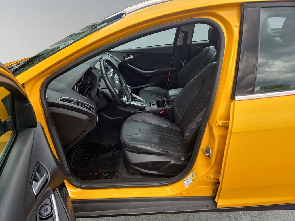 Ford Focus Hatchback Vehicle Full-screen Gallery Image 07