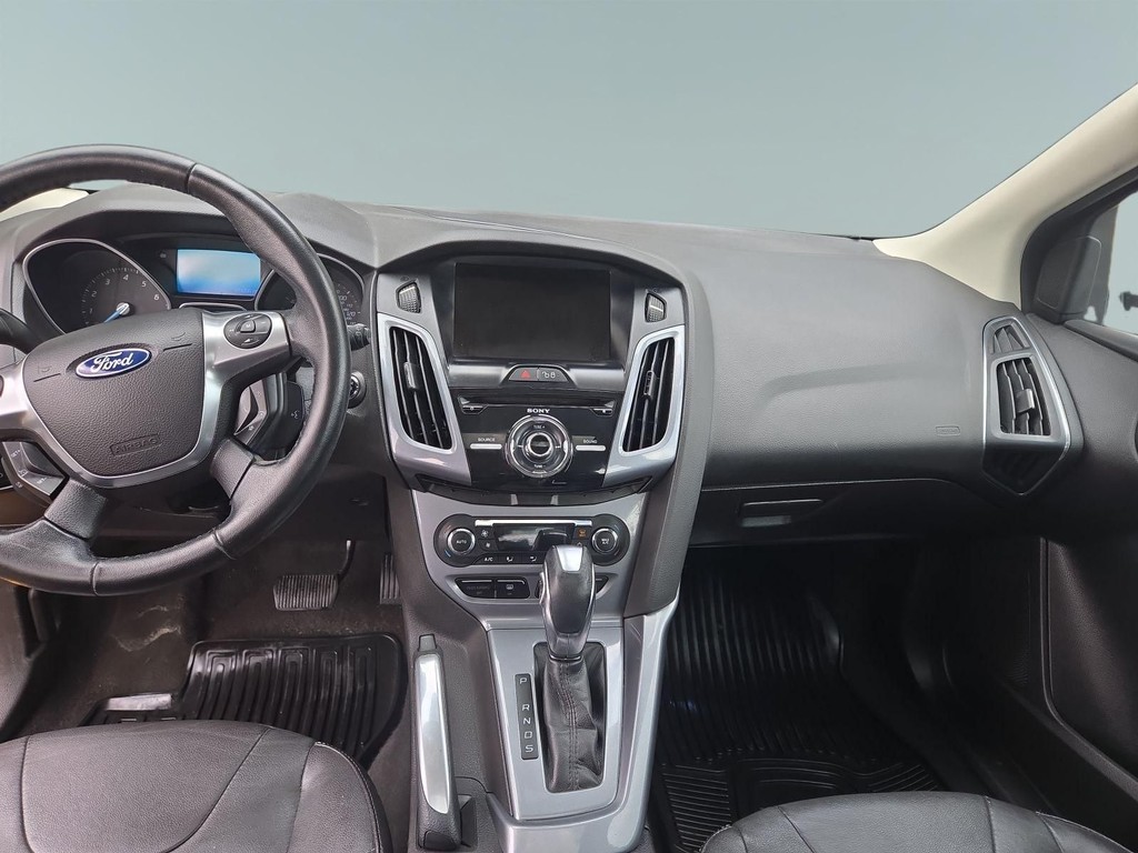 Ford Focus Hatchback Vehicle Full-screen Gallery Image 08