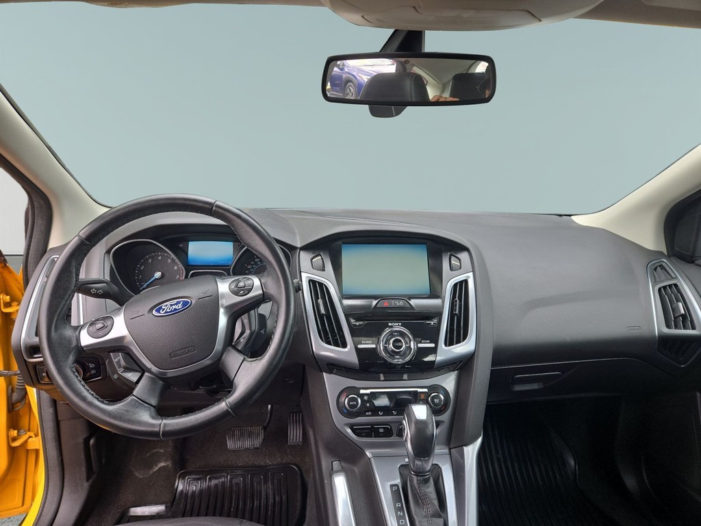 Ford Focus Hatchback Vehicle Full-screen Gallery Image 09