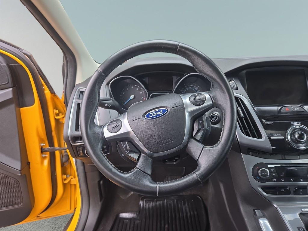Ford Focus Hatchback Vehicle Full-screen Gallery Image 10