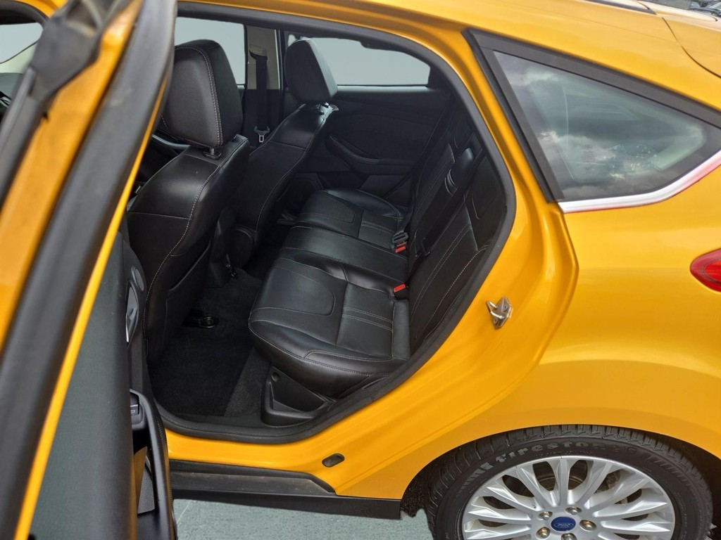 Ford Focus Hatchback Vehicle Full-screen Gallery Image 11