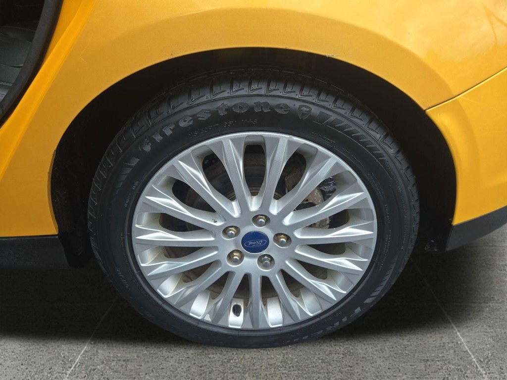 Ford Focus Hatchback Vehicle Full-screen Gallery Image 12