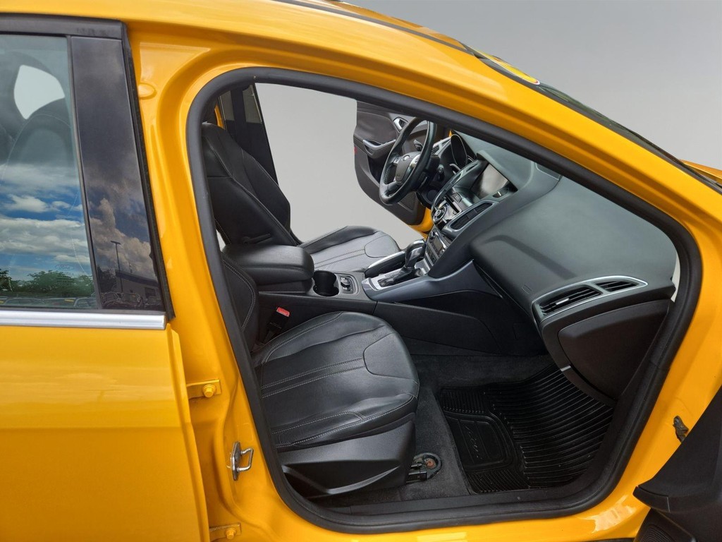 Ford Focus Hatchback Vehicle Full-screen Gallery Image 13