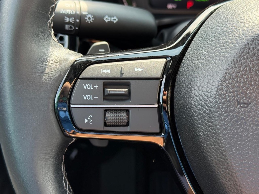 Honda Civic Hatchback Hybrid Vehicle Full-screen Gallery Image 15
