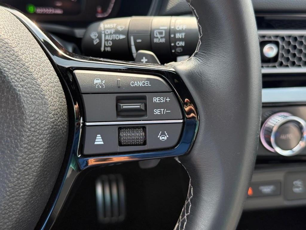 Honda Civic Hatchback Hybrid Vehicle Full-screen Gallery Image 16