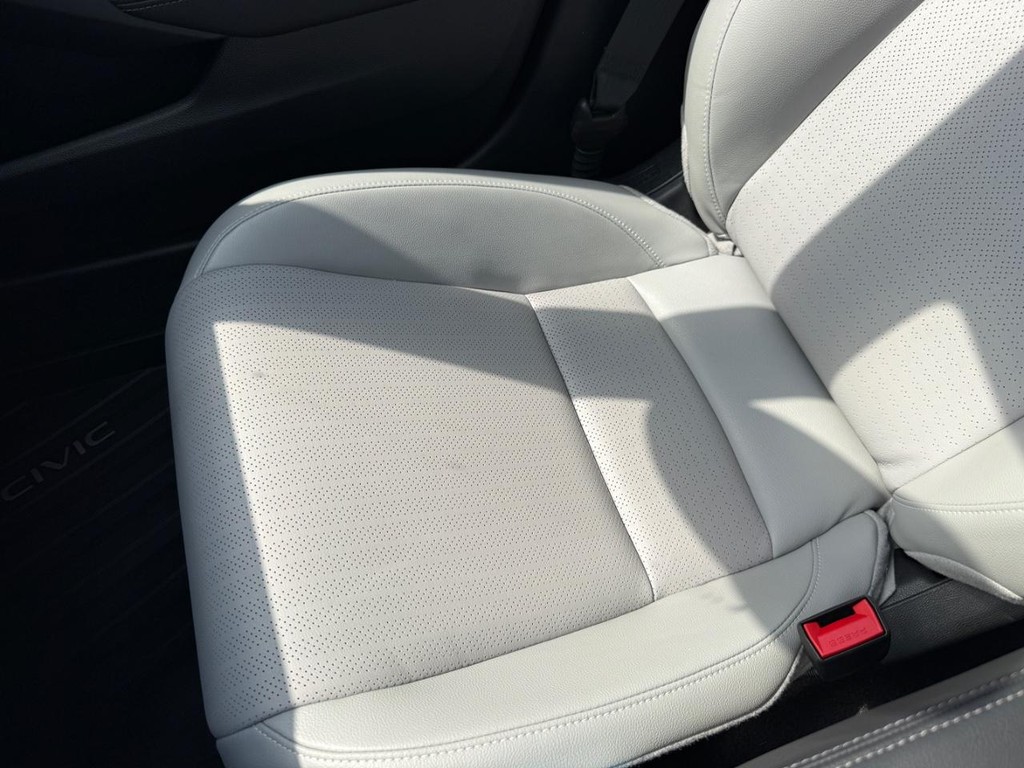 Honda Civic Hatchback Hybrid Vehicle Full-screen Gallery Image 21
