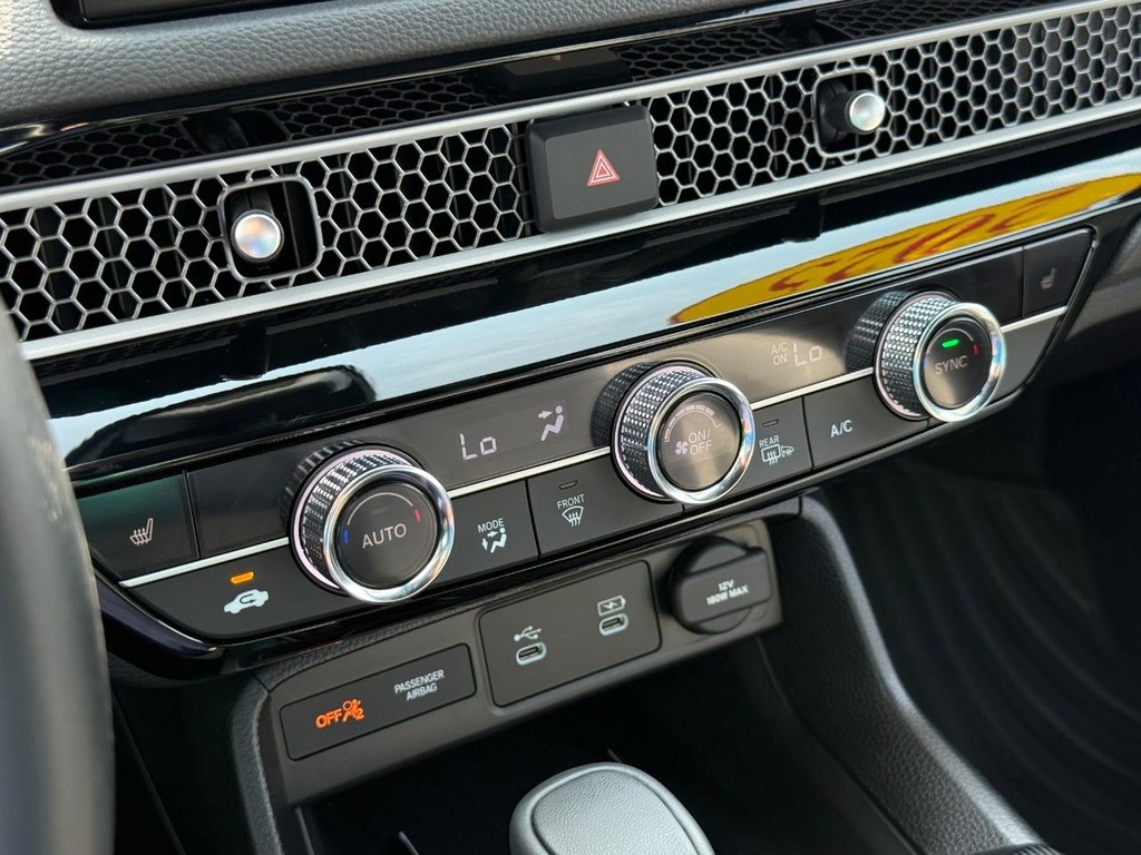 Honda Civic Hatchback Hybrid Vehicle Full-screen Gallery Image 22