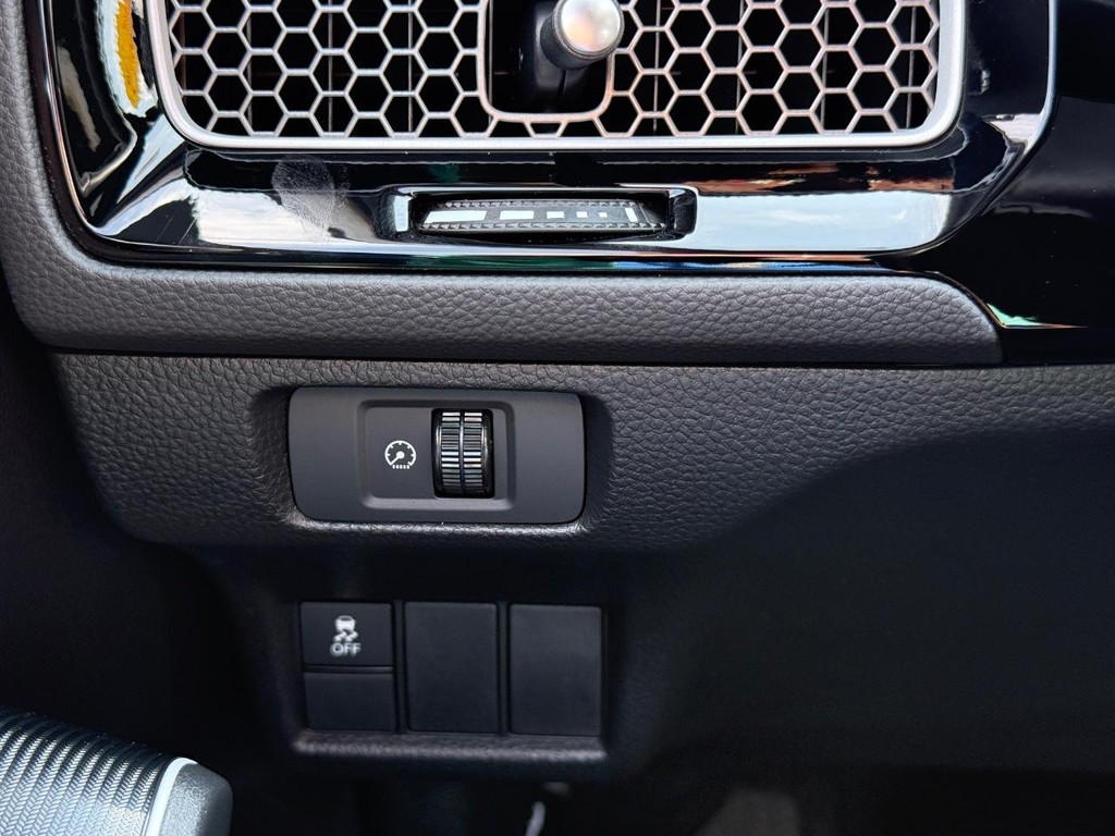 Honda Civic Hatchback Hybrid Vehicle Full-screen Gallery Image 23