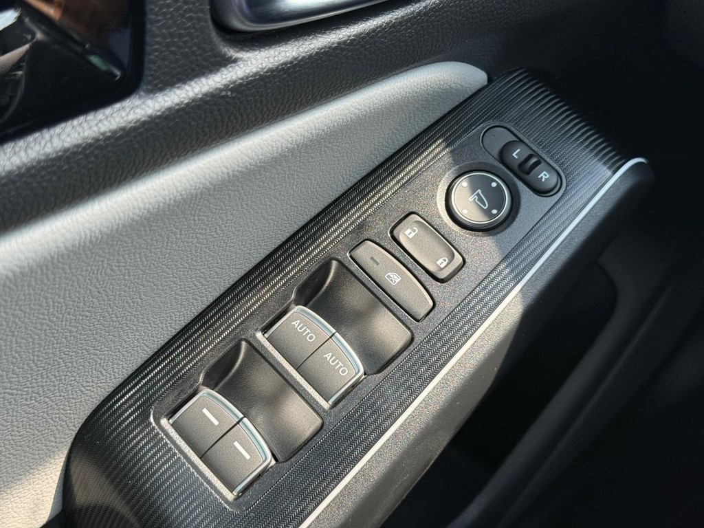 Honda Civic Hatchback Hybrid Vehicle Full-screen Gallery Image 24