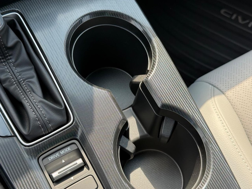 Honda Civic Hatchback Hybrid Vehicle Full-screen Gallery Image 25