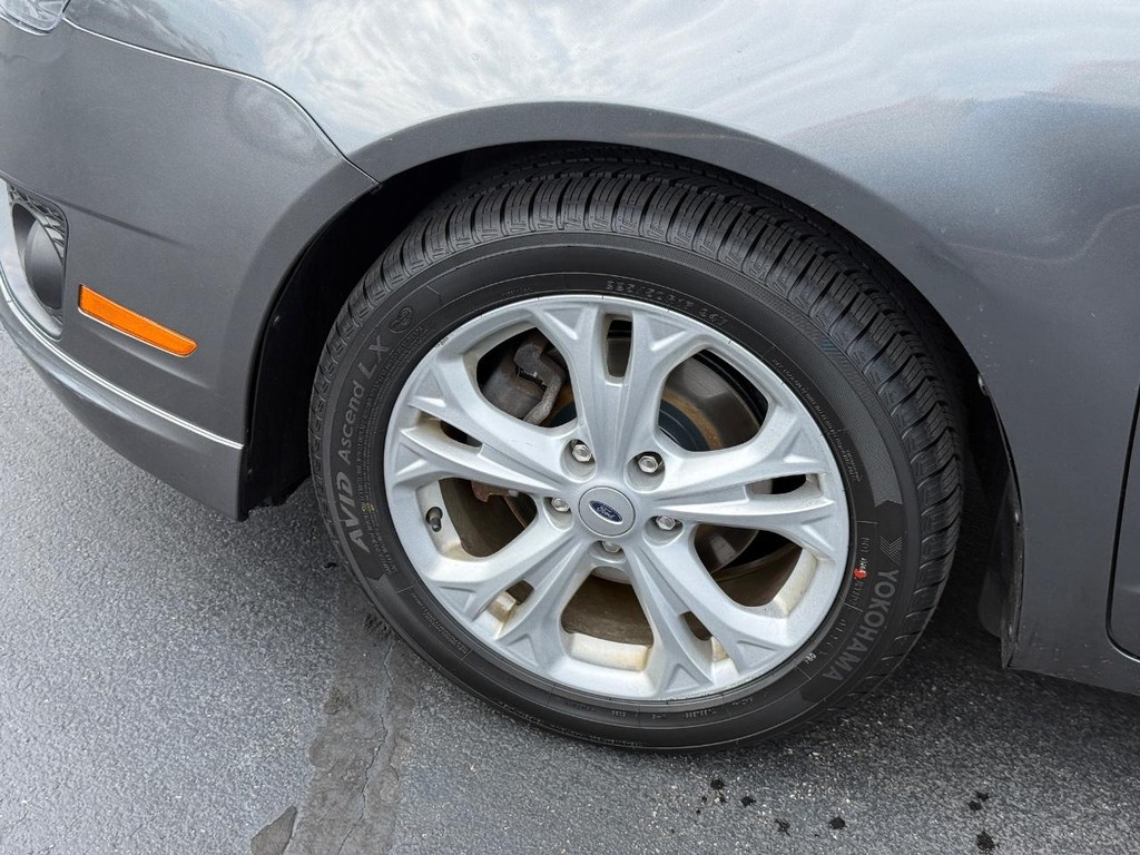 Ford Fusion Vehicle Full-screen Gallery Image 06