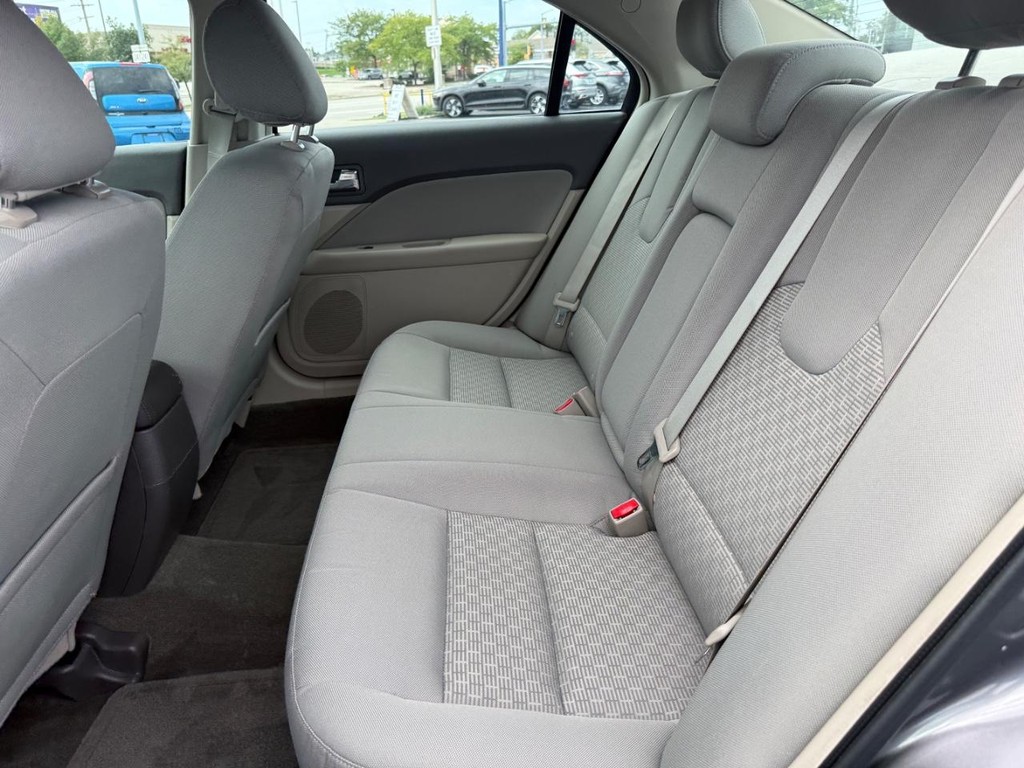 Ford Fusion Vehicle Full-screen Gallery Image 10