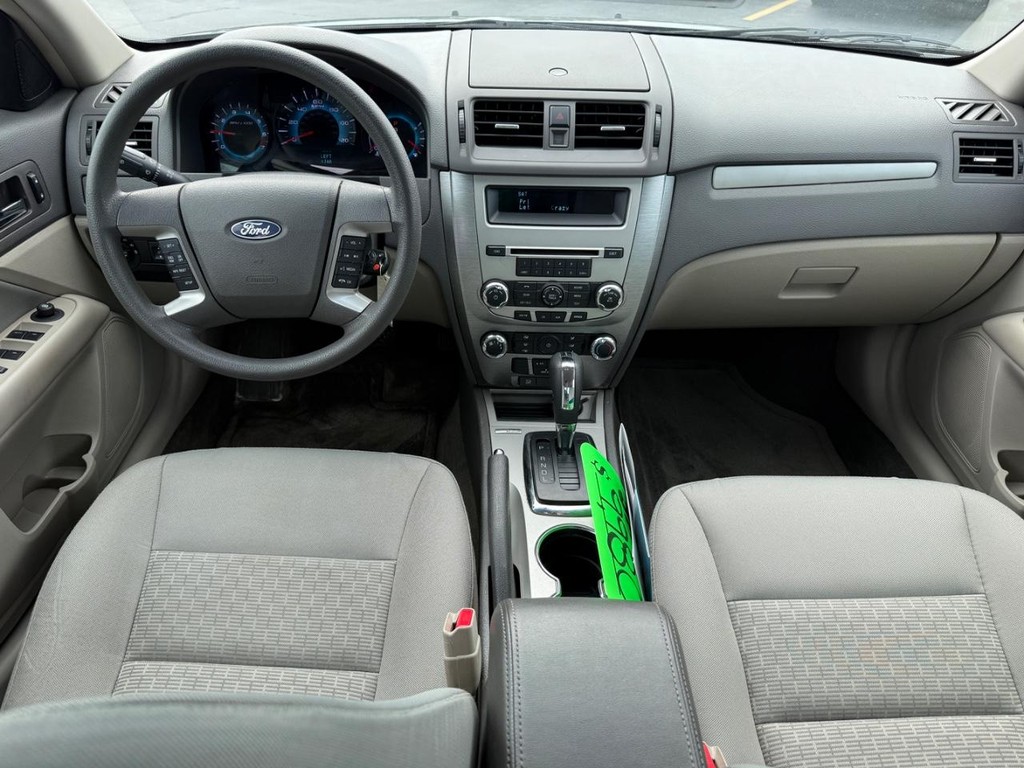 Ford Fusion Vehicle Full-screen Gallery Image 11