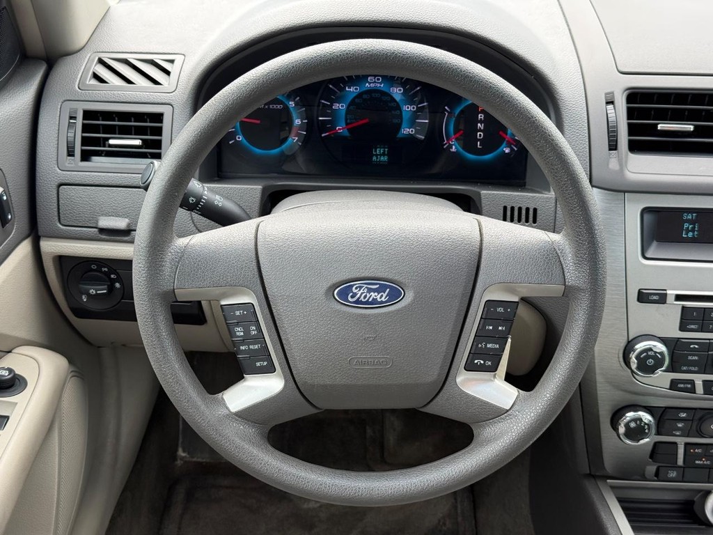 Ford Fusion Vehicle Full-screen Gallery Image 12