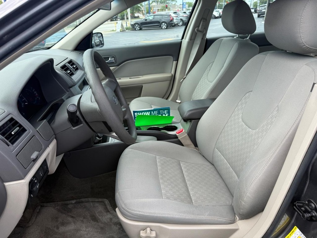 Ford Fusion Vehicle Full-screen Gallery Image 14