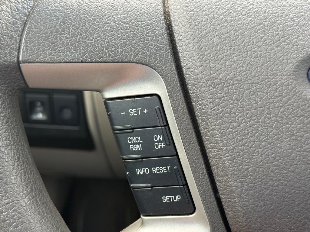 Ford Fusion Vehicle Full-screen Gallery Image 15