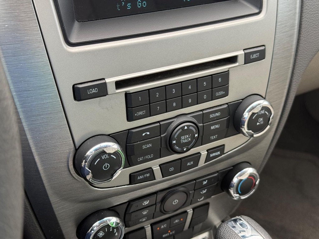 Ford Fusion Vehicle Full-screen Gallery Image 19