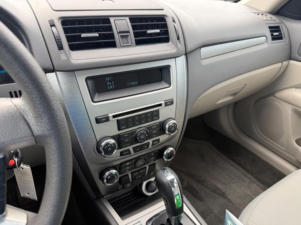 Ford Fusion Vehicle Full-screen Gallery Image 21
