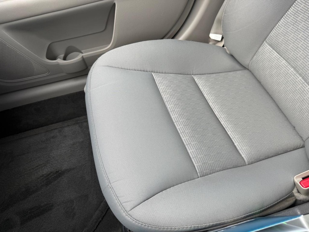 Ford Fusion Vehicle Full-screen Gallery Image 22