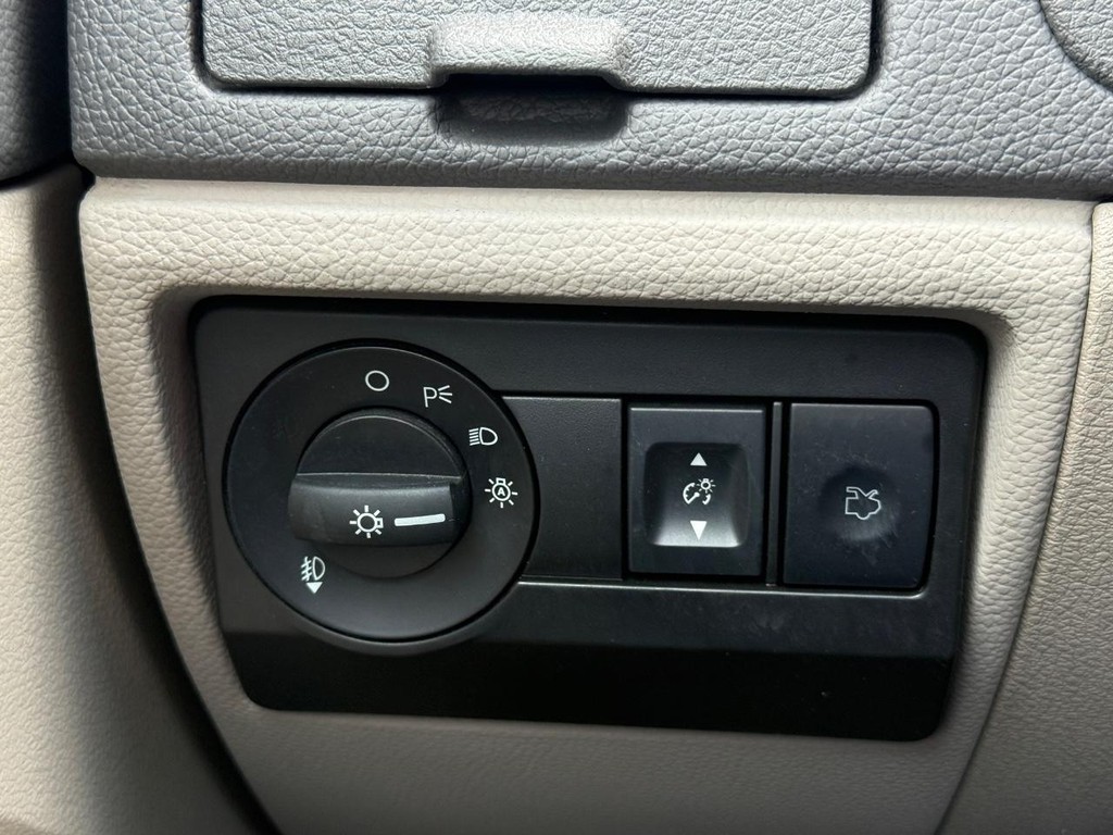 Ford Fusion Vehicle Full-screen Gallery Image 23