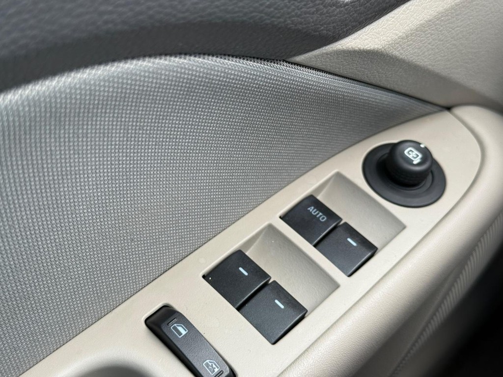 Ford Fusion Vehicle Full-screen Gallery Image 24