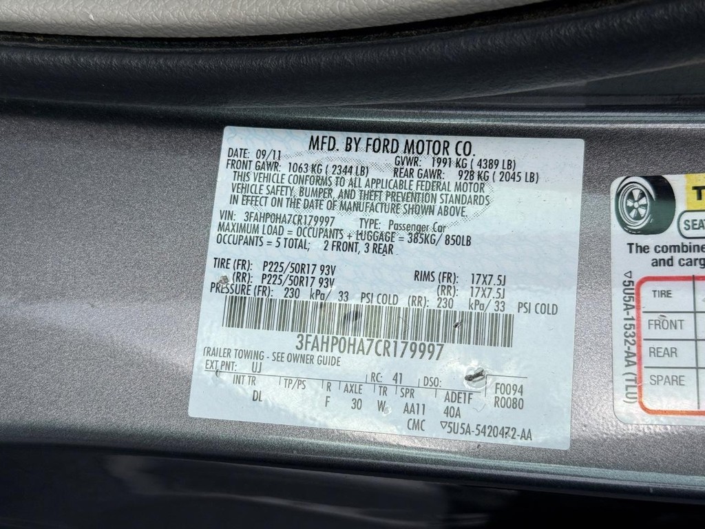 Ford Fusion Vehicle Full-screen Gallery Image 25