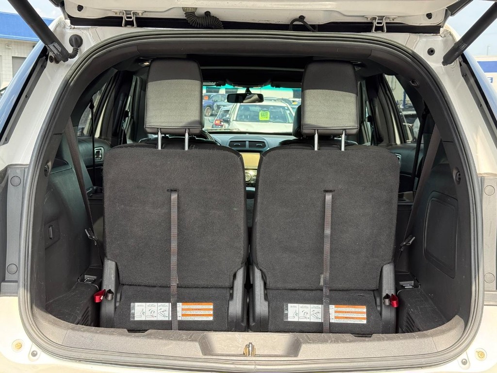 Ford Explorer Vehicle Full-screen Gallery Image 06