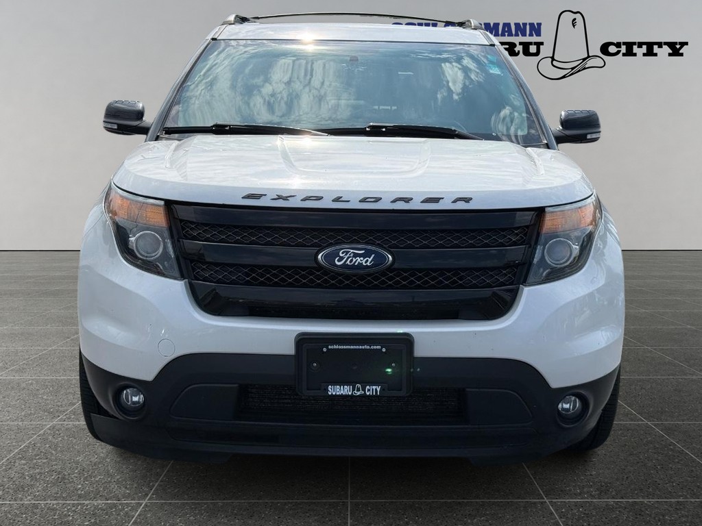 Ford Explorer Vehicle Full-screen Gallery Image 09