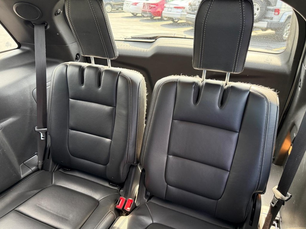 Ford Explorer Vehicle Full-screen Gallery Image 10