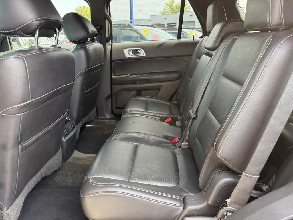 Ford Explorer Vehicle Full-screen Gallery Image 11