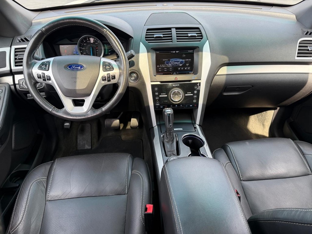 Ford Explorer Vehicle Full-screen Gallery Image 12