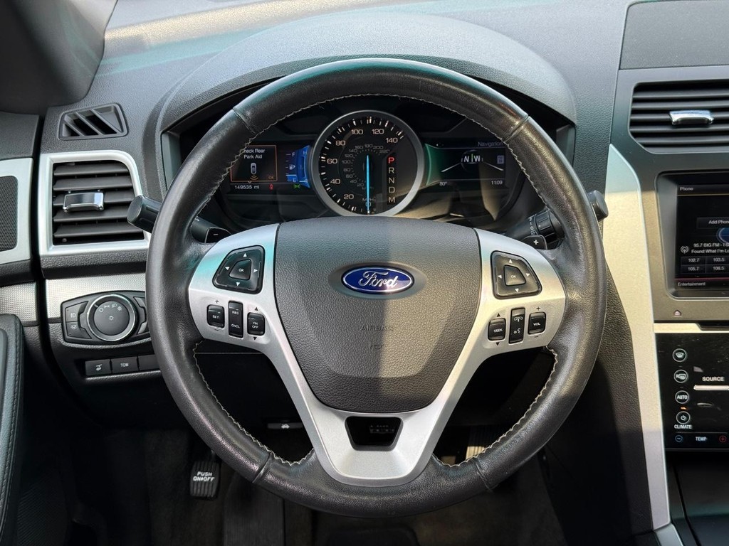 Ford Explorer Vehicle Full-screen Gallery Image 13