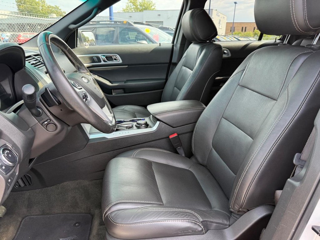 Ford Explorer Vehicle Full-screen Gallery Image 15