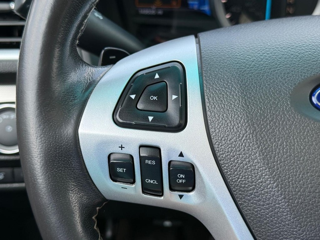 Ford Explorer Vehicle Full-screen Gallery Image 16
