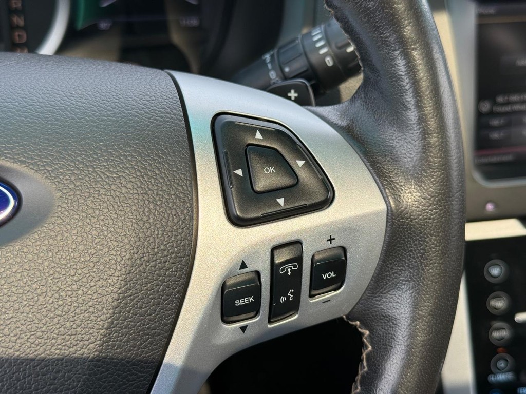 Ford Explorer Vehicle Full-screen Gallery Image 17
