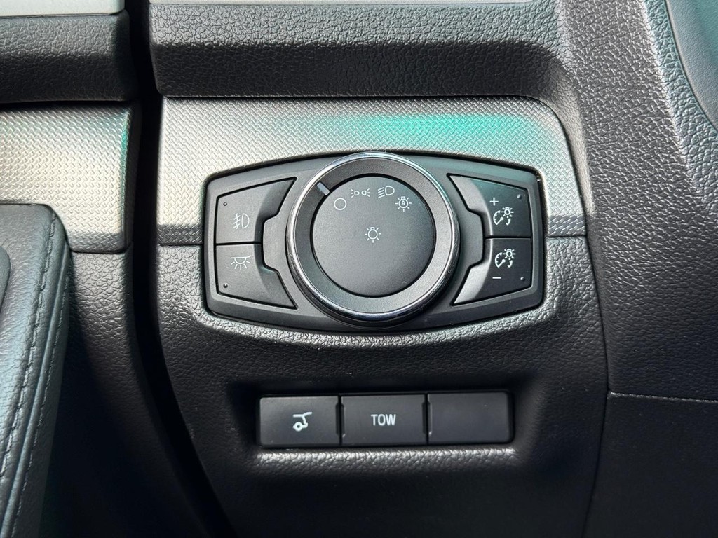 Ford Explorer Vehicle Full-screen Gallery Image 26