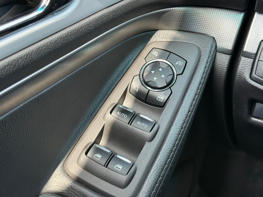 Ford Explorer Vehicle Full-screen Gallery Image 27
