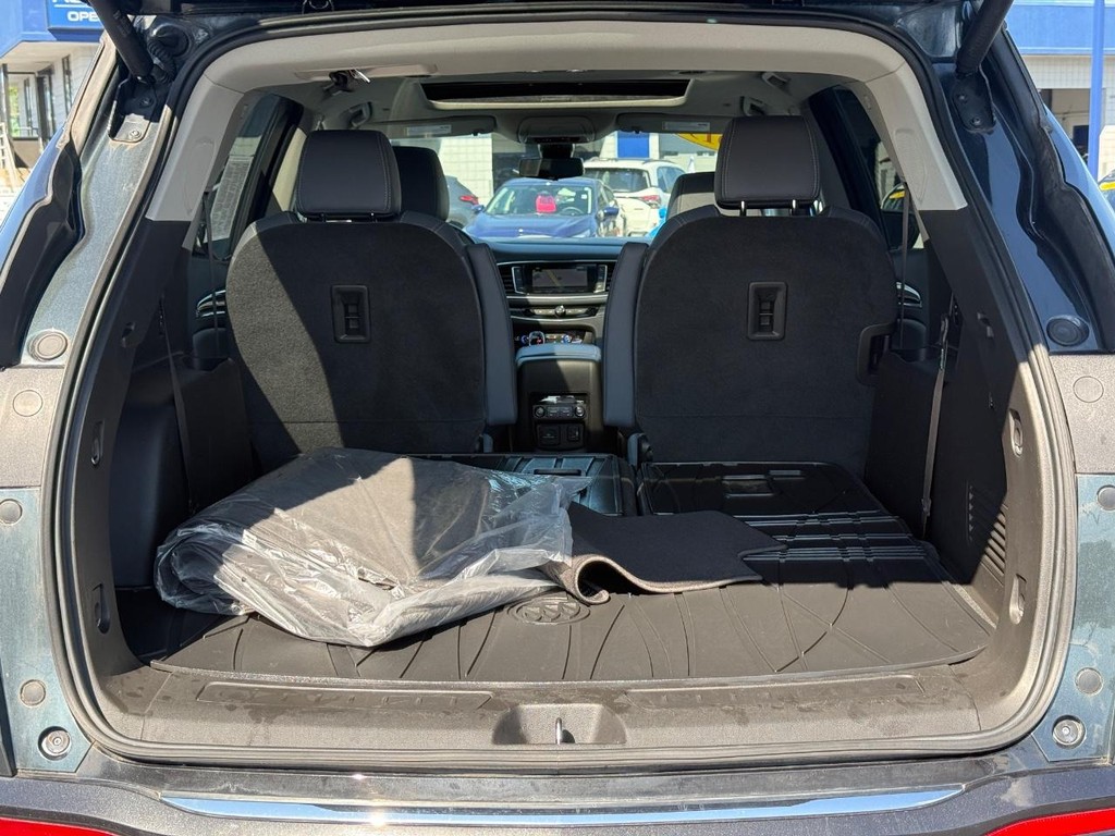 Buick Enclave Vehicle Full-screen Gallery Image 06