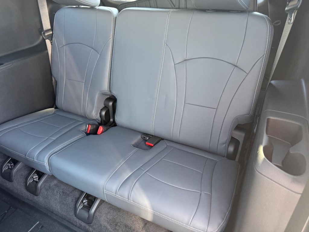 Buick Enclave Vehicle Full-screen Gallery Image 10