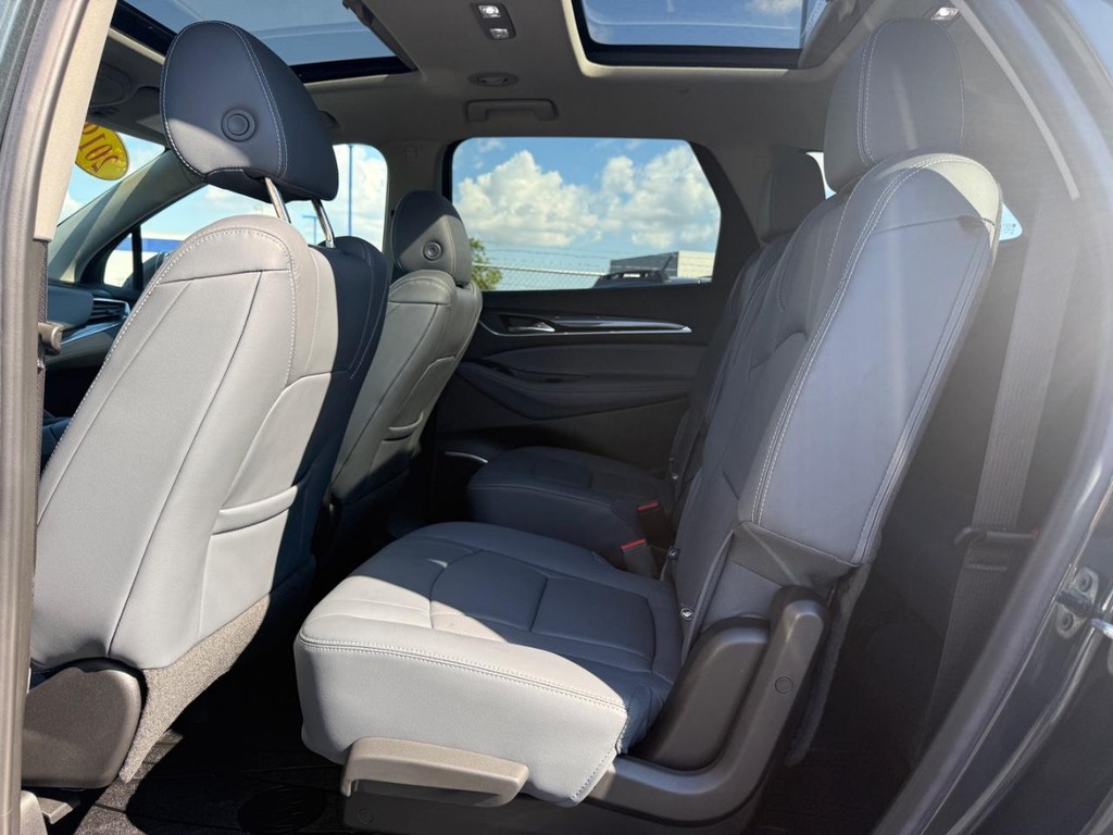 Buick Enclave Vehicle Full-screen Gallery Image 11