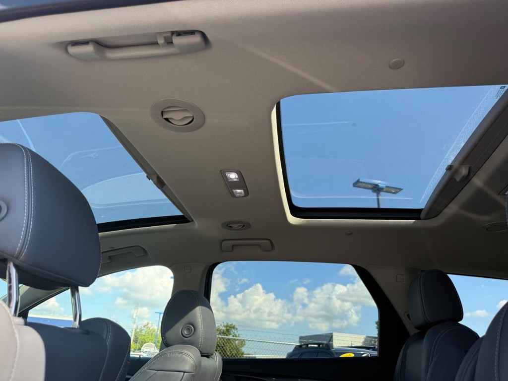 Buick Enclave Vehicle Full-screen Gallery Image 12